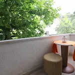 Modernes Mit Privater Terrasse, Grillbereich, Spielplatz, Liegen, Privatparkplatz Apartment