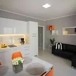 Modernes Mit Privater Terrasse, Grillbereich, Spielplatz, Liegen, Privatparkplatz
