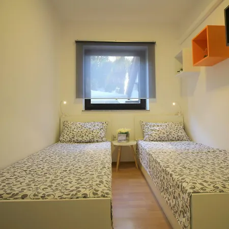 Modernes Mit Privater Terrasse, Grillbereich, Spielplatz, Liegen, Privatparkplatz * Poreč