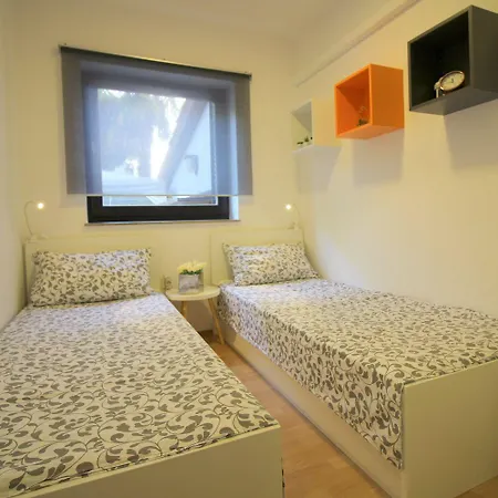 Apartment Modernes Mit Privater Terrasse, Grillbereich, Spielplatz, Liegen, Privatparkplatz