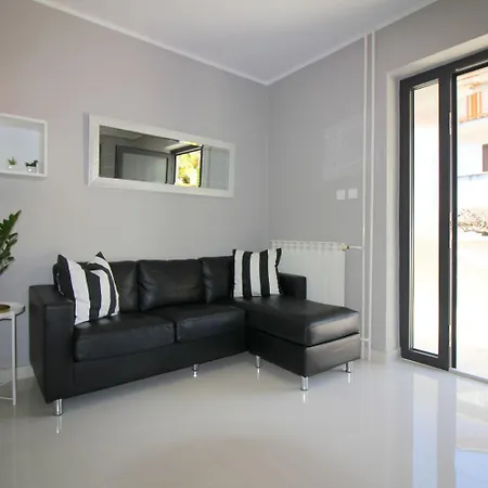 Modernes Mit Privater Terrasse, Grillbereich, Spielplatz, Liegen, Privatparkplatz Apartment Porec