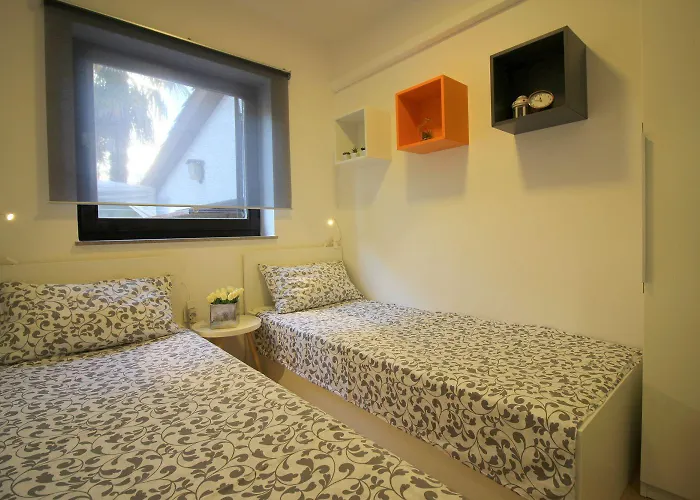 Modernes Mit Privater Terrasse, Grillbereich, Spielplatz, Liegen, Privatparkplatz * Poreč