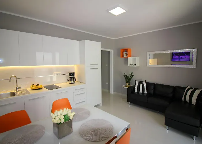 Modernes Mit Privater Terrasse, Grillbereich, Spielplatz, Liegen, Privatparkplatz