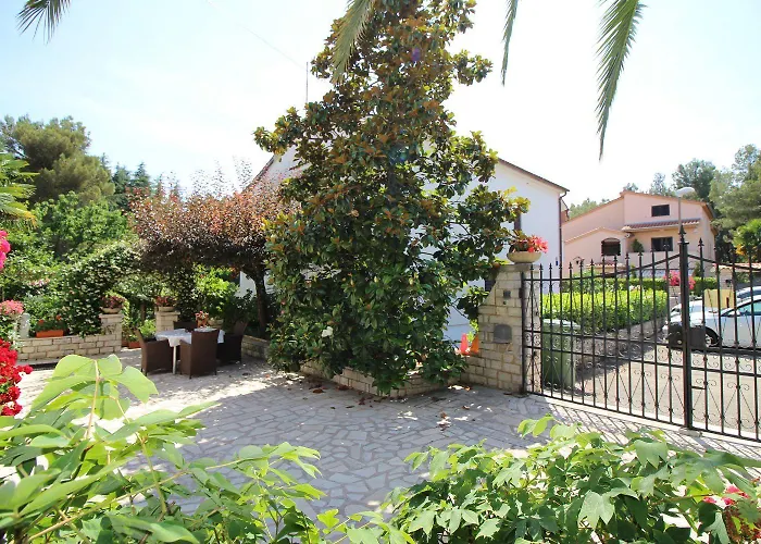 Modernes Mit Privater Terrasse, Grillbereich, Spielplatz, Liegen, Privatparkplatz Apartament Poreč