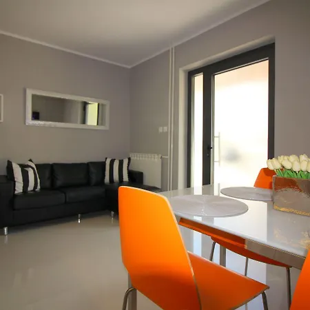 Modernes Mit Privater Terrasse, Grillbereich, Spielplatz, Liegen, Privatparkplatz Пореч