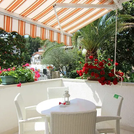 Modernes Mit Privater Terrasse, Grillbereich, Spielplatz, Liegen, Privatparkplatz Porec