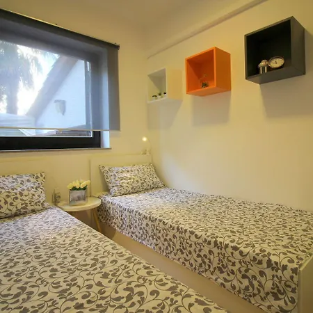 Modernes Mit Privater Terrasse, Grillbereich, Spielplatz, Liegen, Privatparkplatz * Пореч