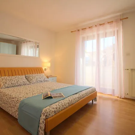 Apartment Modernes Mit Privater Terrasse, Grillbereich, Spielplatz, Liegen, Privatparkplatz Porec