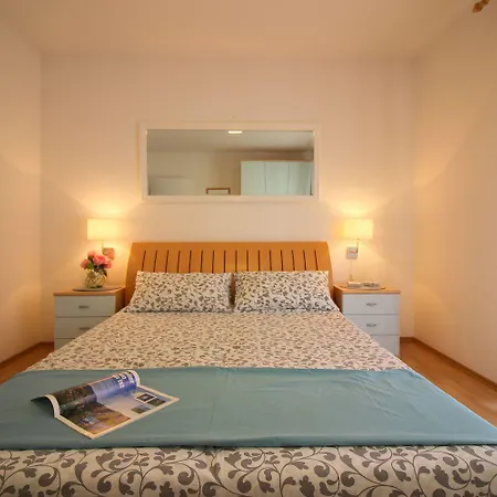 Modernes Mit Privater Terrasse, Grillbereich, Spielplatz, Liegen, Privatparkplatz Apartman *