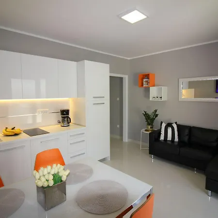 Modernes Mit Privater Terrasse, Grillbereich, Spielplatz, Liegen, Privatparkplatz