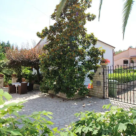 Modernes Mit Privater Terrasse, Grillbereich, Spielplatz, Liegen, Privatparkplatz Apartman Porec