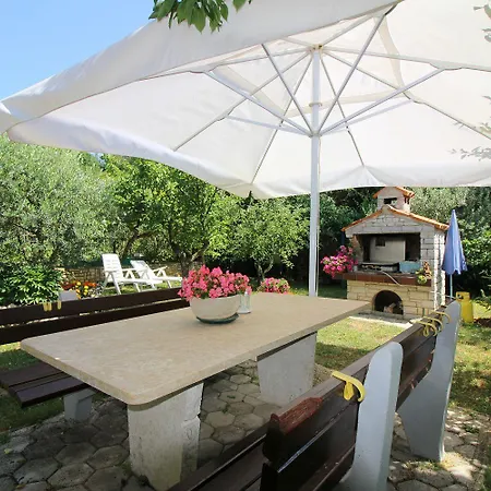 Апартаменти Modernes Mit Privater Terrasse, Grillbereich, Spielplatz, Liegen, Privatparkplatz Пореч