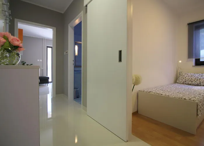 Modernes Mit Privater Terrasse, Grillbereich, Spielplatz, Liegen, Privatparkplatz Poreč