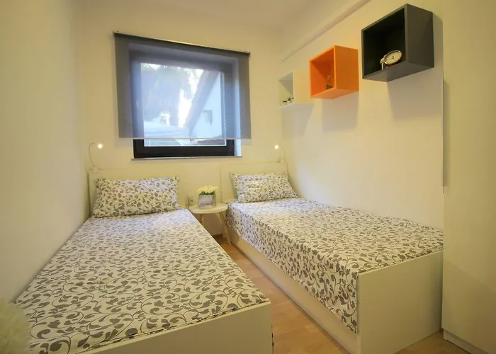 Apartment Modernes Mit Privater Terrasse, Grillbereich, Spielplatz, Liegen, Privatparkplatz