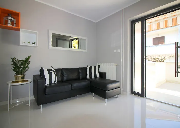 Modernes Mit Privater Terrasse, Grillbereich, Spielplatz, Liegen, Privatparkplatz Apartment Poreč