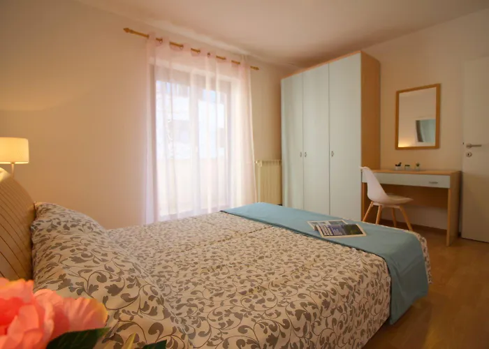 Apartment Modernes Mit Privater Terrasse, Grillbereich, Spielplatz, Liegen, Privatparkplatz